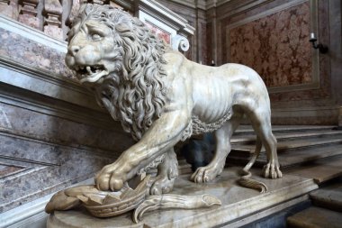 Royal Palace of Caserta (İtalyanca: Reggia di Caserta) çok büyük bir bahçeye ve Napoli kralları tarafından birçok çeşmeler Caserta eski bir royal Residence