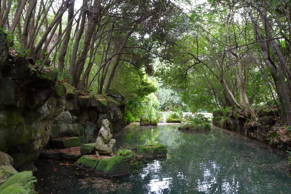 Royal Palace of Caserta (İtalyanca: Reggia di Caserta) çok büyük bir bahçeye ve Napoli kralları tarafından birçok çeşmeler Caserta eski bir royal Residence