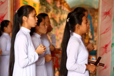 Ho Chi Min City, Vietnam - 18 Mart 2016: bir Caodai çinilerini dua Caodaism insanlar Ho Chi Min City, Vietnam yakın:.