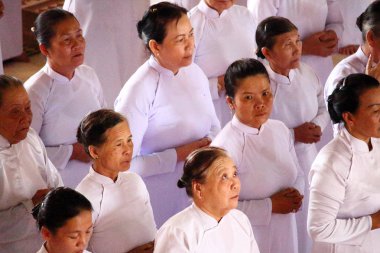 Ho Chi Min City, Vietnam - 18 Mart 2016: bir Caodai çinilerini dua Caodaism insanlar Ho Chi Min City, Vietnam yakın:.