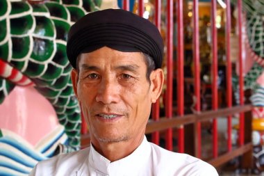 Ho Chi Min City, Vietnam - 18 Mart 2016: bir Caodai çinilerini dua Caodaism insanlar Ho Chi Min City, Vietnam yakın:.