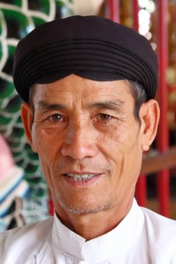 Ho Chi Min City, Vietnam - 18 Mart 2016: bir Caodai çinilerini dua Caodaism insanlar Ho Chi Min City, Vietnam yakın:.