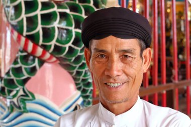 Ho Chi Min City, Vietnam - 18 Mart 2016: bir Caodai çinilerini dua Caodaism insanlar Ho Chi Min City, Vietnam yakın:.
