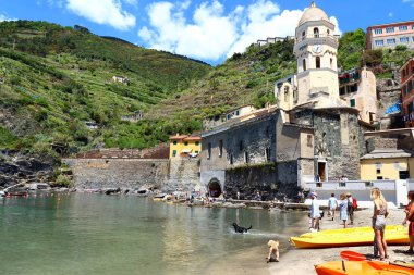 Vernazza, İtalya - 16 Mayıs 2017: Vernazza, beş ünlü yüzlerce yıllık renkli köylerinden Liguria, İtalya'nın bölge Cinque Terre Milli Parkı, görünümünü.