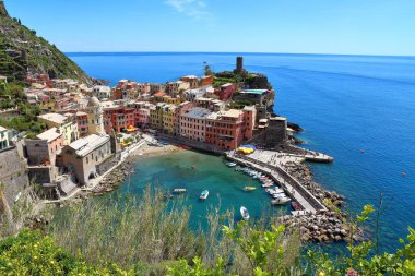 Vernazza, İtalya - 16 Mayıs 2017: Vernazza, beş ünlü yüzlerce yıllık renkli köylerinden Liguria, İtalya'nın bölge Cinque Terre Milli Parkı, görünümünü.