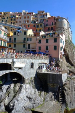 Manarola, İtalya - 16 Mayıs 2017: Manarola, beş ünlü yüzlerce yıllık renkli köylerinden Liguria, İtalya'nın bölge Cinque Terre Milli Parkı, görünümünü.