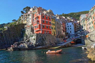 Riomaggiore, İtalya - 16 Mayıs 2017: Riomaggiore, beş ünlü yüzlerce yıllık renkli köylerinden Liguria, İtalya'nın bölge Cinque Terre Milli Parkı, görünüm.