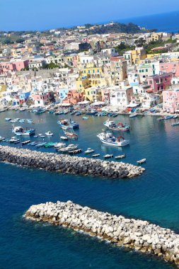 Procida, Naples, İtalya - 31 Mart 2017: balıkçı renkli evleri ve deniz Procida Island Napoli Körfezi, İtalya.
