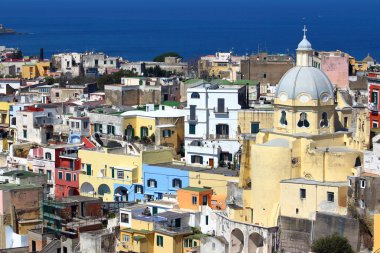 Procida, Naples, İtalya - 31 Mart 2017: balıkçı renkli evleri ve deniz Procida Island Napoli Körfezi, İtalya.