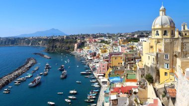 Procida, Naples, İtalya - 31 Mart 2017: balıkçı renkli evleri ve deniz Procida Island Napoli Körfezi, İtalya.