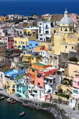 Procida, Naples, İtalya - 31 Mart 2017: balıkçı renkli evleri ve deniz Procida Island Napoli Körfezi, İtalya.