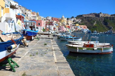 Procida, Naples, İtalya - 31 Mart 2017: balıkçı renkli evleri ve deniz Procida Island Napoli Körfezi, İtalya.
