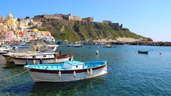 Procida, Naples, İtalya - 31 Mart 2017: balıkçı renkli evleri ve deniz Procida Island Napoli Körfezi, İtalya.