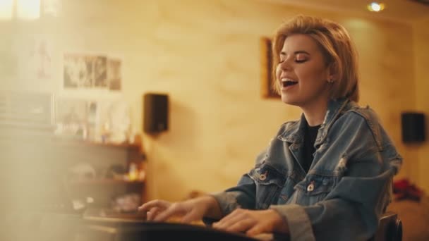 depositphotos 352772386 stock video girl plays piano sings indoors девушка с телефоном в темноте