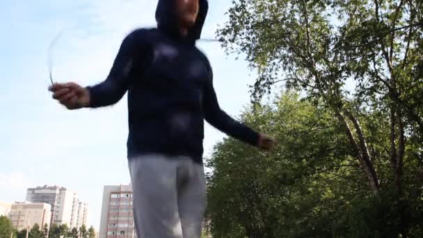 Homme faisant de l'exercice dans un stade extérieur. Gymnastique matinale . — Video