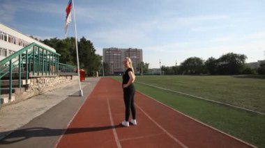 genç kadın bir koşu parkuru üzerinde çalışır