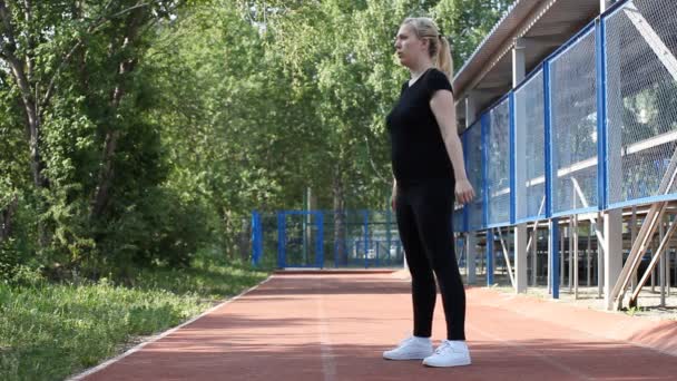 Meisje je squat oefening buiten doet. meisje verliest gewicht — Stockvideo