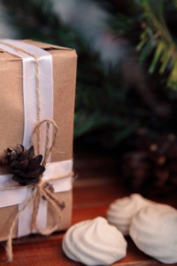 Noel ahşap arka plan. hediye ve marshmallow