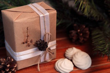 Noel ahşap arka plan. hediye ve marshmallow