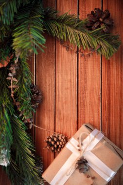 Noel ahşap arka plan. hediye ve marshmallow