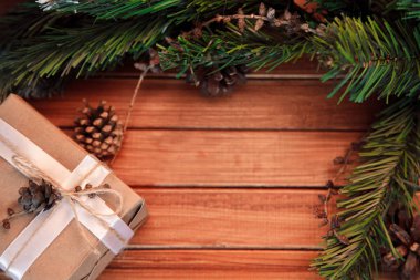 Noel ahşap arka plan. hediye ve marshmallow