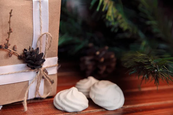 Noel ahşap arka plan. hediye ve marshmallow