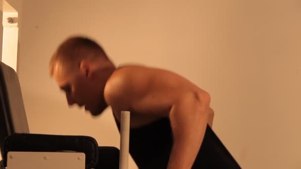Kulturysta muskularny facet robi ćwiczenia. — Wideo stockowe