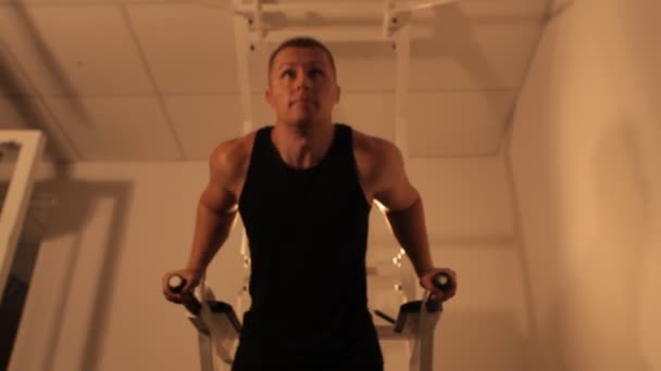 Gespierde bodybuilder man doen oefeningen. — Stockvideo