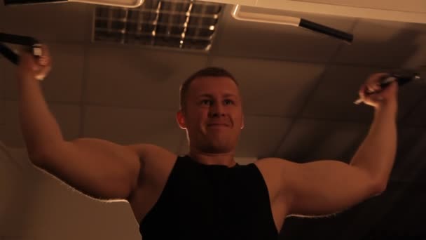 Muscular culturista chico haciendo ejercicios . — Vídeo de stock