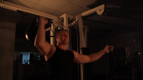 Muskulös atlet lyfter vikter i gymmet. — Stockvideo