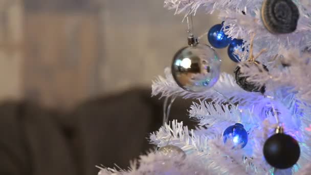 Weißer Weihnachtsbaum mit silberner Dekoration Nahaufnahme Studio-Aufnahme — Stockvideo