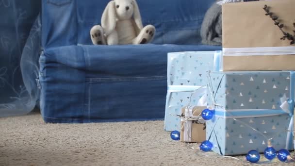 Nieuwjaars versieringen. decoratieve blauwe lantaarns en geschenkverpakkingen onder fir-tree. — Stockvideo