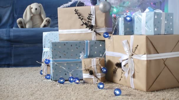 Nieuwjaars versieringen. decoratieve blauwe lantaarns en geschenkverpakkingen onder fir-tree. — Stockvideo