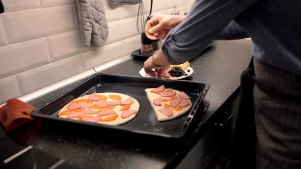 Homem preparando pizza na cozinha em casa. ingredientes — Vídeo de Stock
