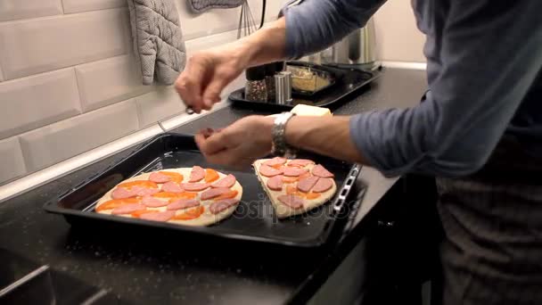 Homem preparando pizza na cozinha em casa. ingredientes — Vídeo de Stock