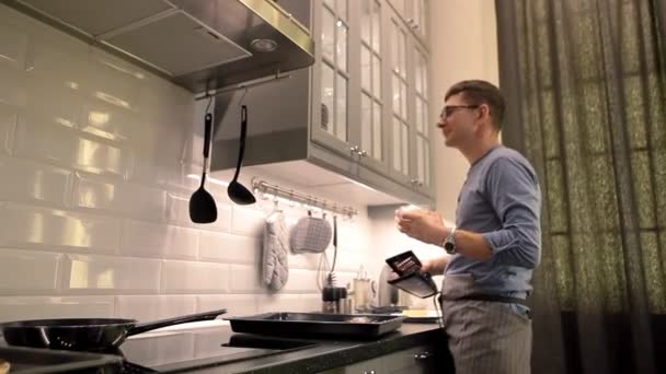 Homem preparando pizza na cozinha em casa. ingredientes — Vídeo de Stock