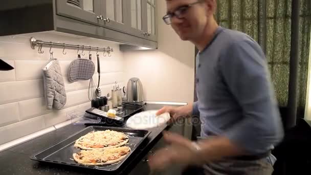 De man een schort dansen in de keuken. — Stockvideo