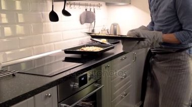 adam alır hazır, sıcak pizza fırından