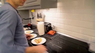 bir adam plakaları sıcak pizza ortaya konuyor