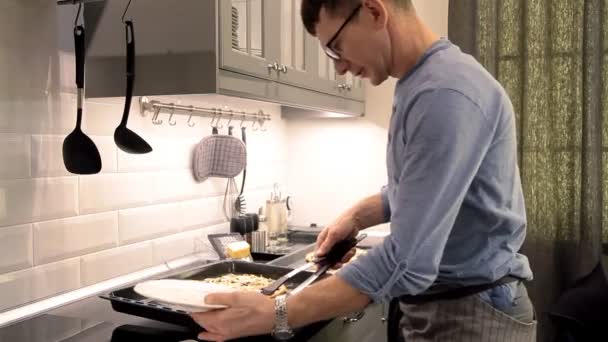 Мужчина распускает горячие пирожки, как на тарелках — стоковое видео