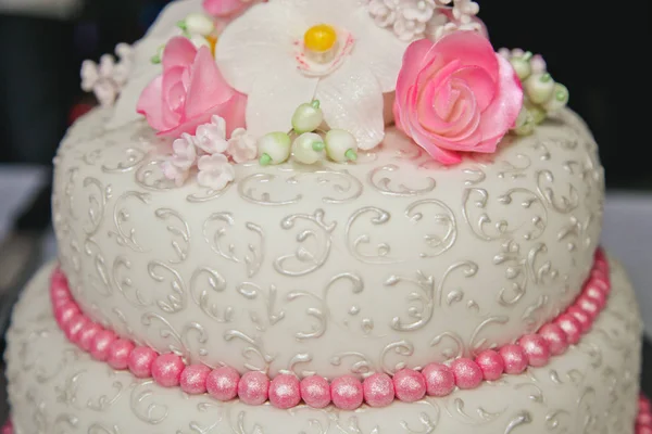 Tort weselny z czerwonym storczyki — Zdjęcie stockowe