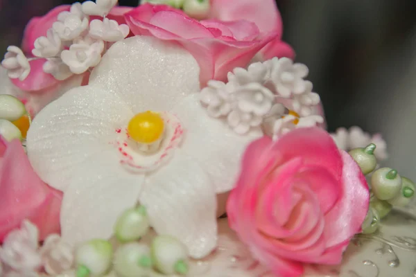 Torta nuziale con orchidee rosse — Foto Stock