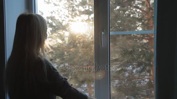 Une femme ouvre une fenêtre et respire de l'air frais glacé — Video