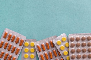 Kahverengi sarı hap kapsülleri mavi arka planda. Hastalık önleme. Dokunulmazlık