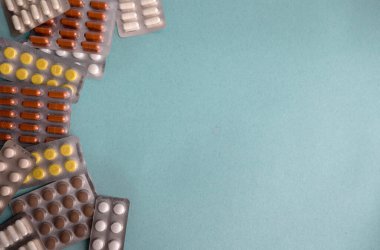 Kahverengi sarı hap kapsülleri mavi arka planda. Hastalık önleme. Dokunulmazlık