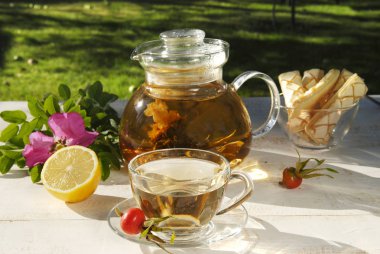 Yaz bahçesinde çay.