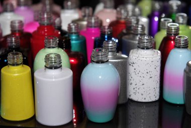 Çok renkli parfüm şişeleri.