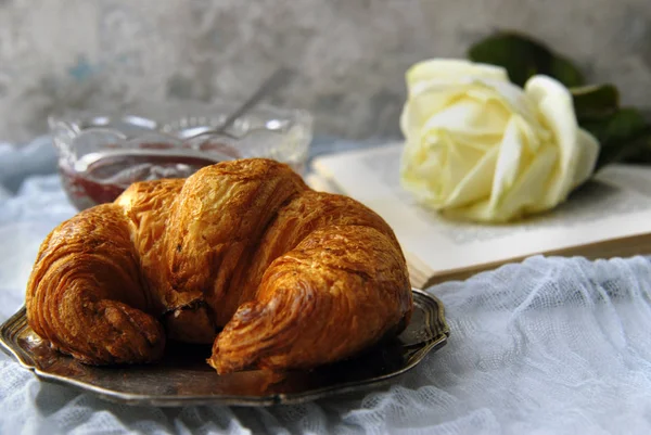 Croissant และกุหลาบขาว . — ภาพถ่ายสต็อก