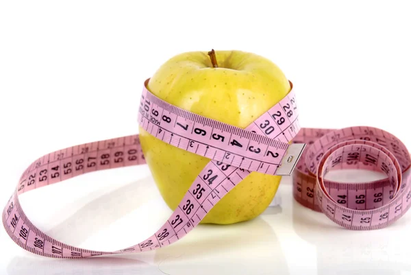 Manzana amarilla sobre fondo blanco. — Foto de Stock