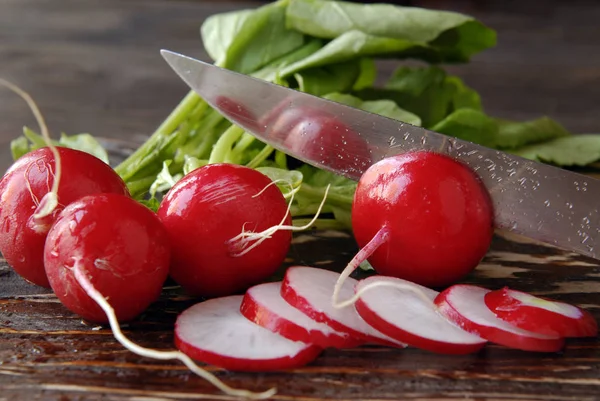 Red radish and knife. — Stock Photo, Image